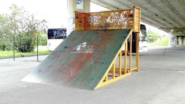 Skatepark Lučenec 5 Autor: Tomáš Kvak Zdroj: http://www.boardlife.sk/sk/skateboard/skatepark/skatepark-lucenec Skatepark Lučenec 5 Autor: Tomáš Kvak Zdroj: http://www.boardlife.sk/sk/skateboard/skatepark/skatepark-lucenec
