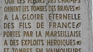 Text na pamätníku vo francúzskom jazyku Autor: Peter Zelizňák Zdroj: https://upload.wikimedia.org/wikipedia/commons/thumb/2/2f/Strecno_text_na_pylone_pamatnika11.jpg/800px-Strecno_text_na_pylone_pamatnika11.jpg