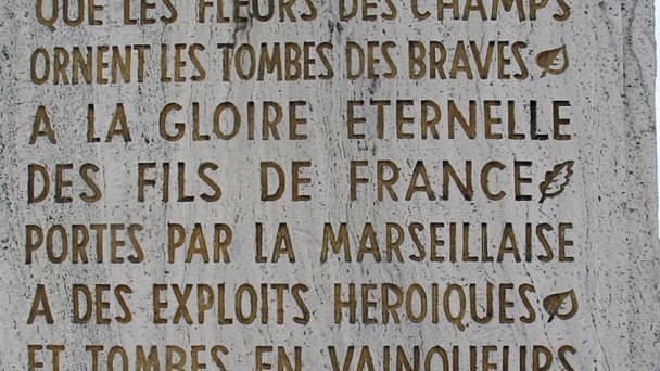 Text na pamätníku vo francúzskom jazyku Autor: Peter Zelizňák Zdroj: https://upload.wikimedia.org/wikipedia/commons/thumb/2/2f/Strecno_text_na_pylone_pamatnika11.jpg/800px-Strecno_text_na_pylone_pamatnika11.jpg