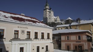 Kremnická mincovňa Kremnica 4 Autor: MincovnaKCA Zdroj: https://sk.wikipedia.org/wiki/Mincov%C5%88a_Kremnica#/media/S%C3%BAbor:Budova_Mincovne_Kremnica.jpg Kremnická mincovňa Kremnica 4 Autor: MincovnaKCA Zdroj: https://sk.wikipedia.org/wiki/Mincov%C5%88a_Kremnica#/media/S%C3%BAbor:Budova_Mincovne_Kremnica.jpg