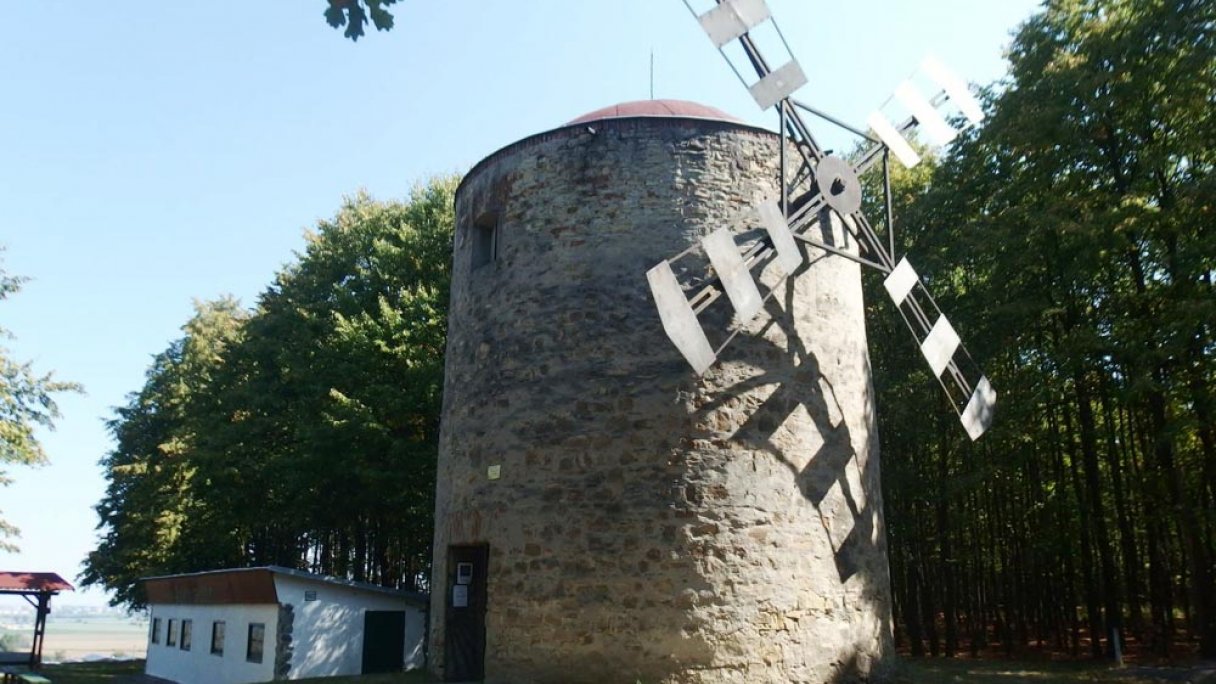 Historický veterný mlyn 1 Autor: Palickap Zdroj: https://slovenskycestovatel.sk/item/veterny-mlyn-holic