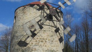 Historický veterný mlyn 4 Autor: Lýdia Theinerová Zdroj: https://slovenskycestovatel.sk/item/veterny-mlyn-holic