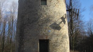 Historický veterný mlyn 5 Autor: Lýdia Theinerová Zdroj: https://slovenskycestovatel.sk/item/veterny-mlyn-holic