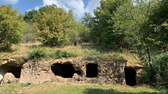 Skalné (kamenné) obydlia Lišov