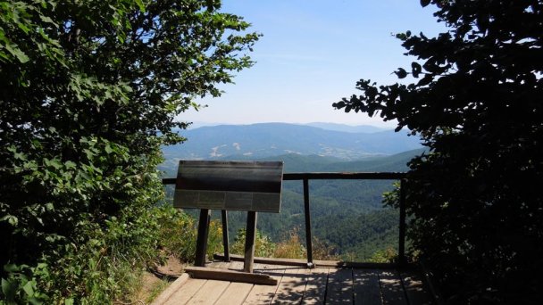 Vyhliadka na Jarabej skale, v blízkosti Kremenca Zdroj: https://sk.wikipedia.org/wiki/Kremenec_(vrch_v_Bukovsk%C3%BDch_vrchoch) Vyhliadka na Jarabej skale, v blízkosti Kremenca Zdroj: https://sk.wikipedia.org/wiki/Kremenec_(vrch_v_Bukovsk%C3%BDch_vrchoch)