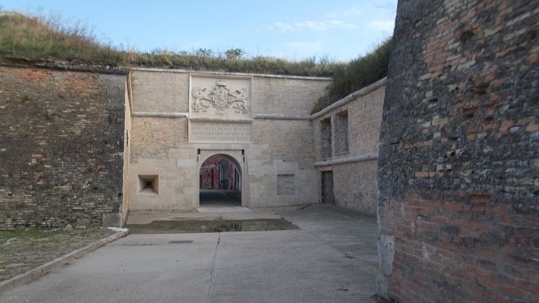 Pevnosť Komárno Autor: Globetrotter19 Zdroj: https://upload.wikimedia.org/wikipedia/commons/c/c6/Ferdinand_Gate%2C_Old_Fortress_in_Kom%C3%A1rno%2C_Slovakia.jpg Pevnosť Komárno Autor: Globetrotter19 Zdroj: https://upload.wikimedia.org/wikipedia/commons/c/c6/Ferdinand_Gate%2C_Old_Fortress_in_Kom%C3%A1rno%2C_Slovakia.jpg