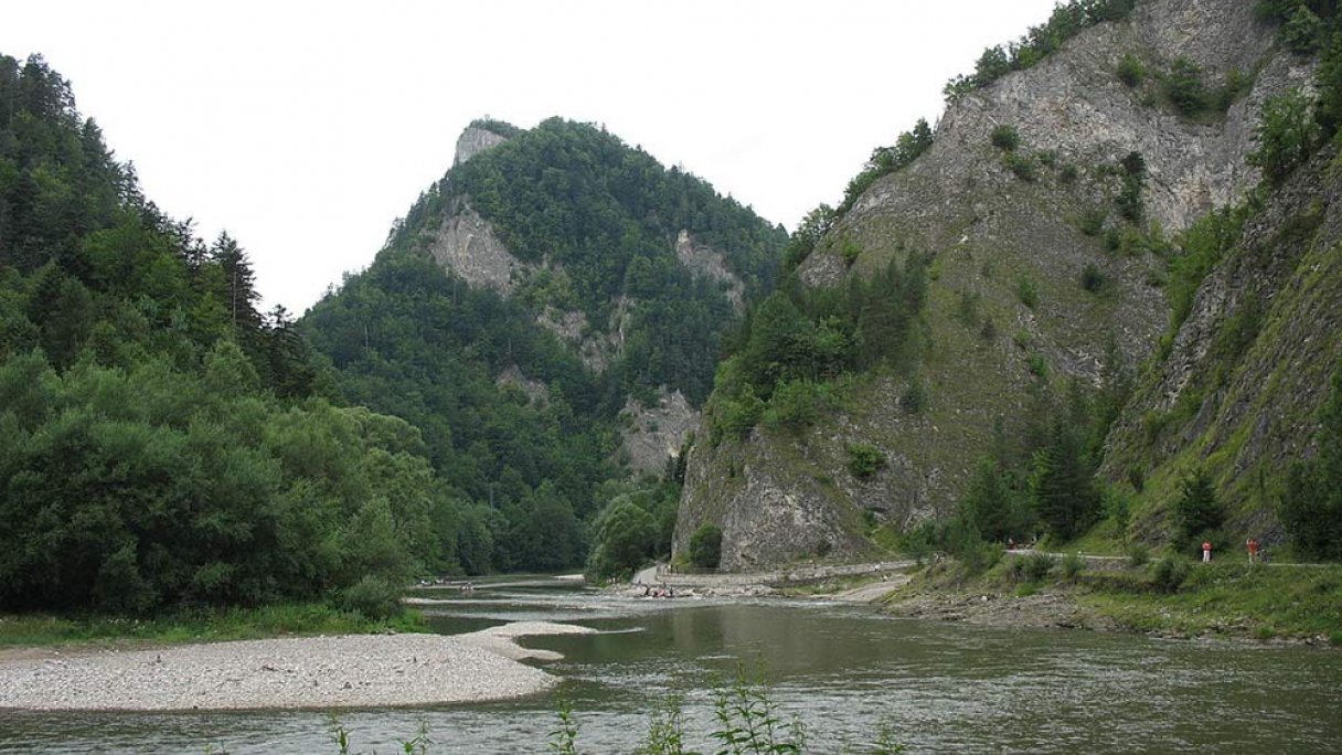 Prielom Dunajca, splav po rieke Dunajec 1 Zdroj: https://sk.wikipedia.org/wiki/Dunajec#/media/Súbor:Dunajec_-_Droga_Pieninska_01.jpg