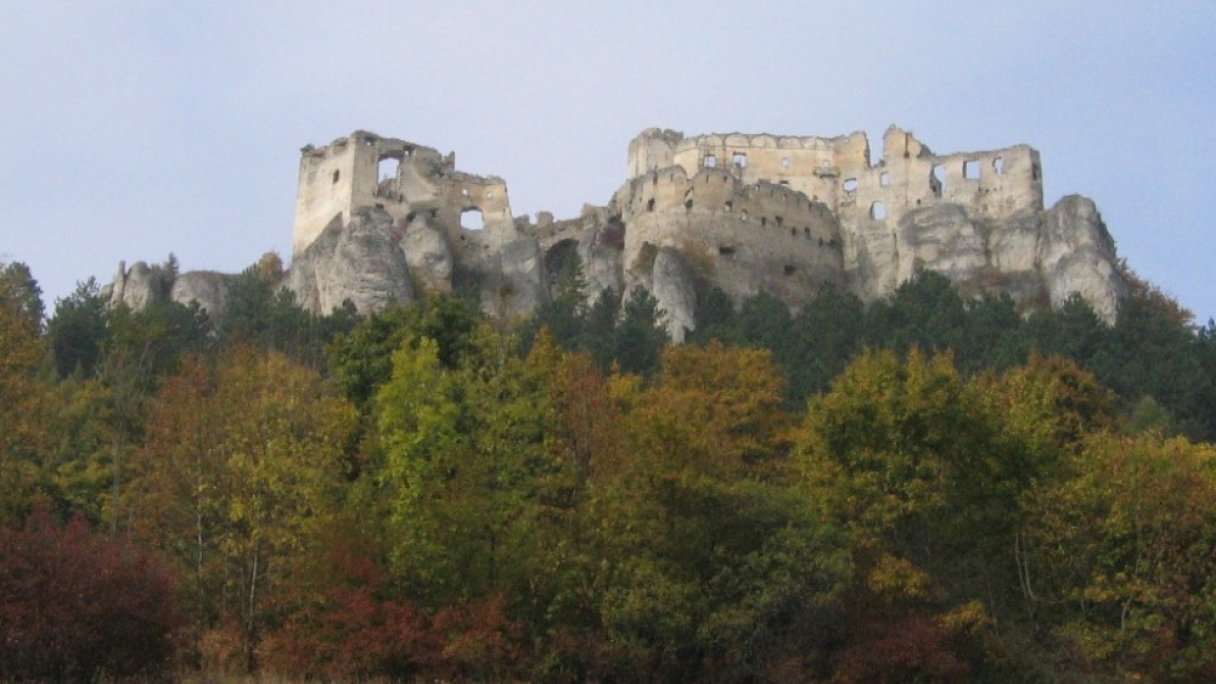 Túra na Lietavský hrad z Lietavy 1 Autor: Juloml Zdroj: https://sk.wikipedia.org/wiki/Lietava_(hrad)#/media/S%C3%BAbor:Lietava_castle1.jpg