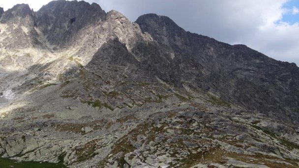 Pyšný štít 4 Autor: Krzysztof Dudzik Zdroj: https://sk.wikipedia.org/wiki/Py%C5%A1n%C3%BD_%C5%A1t%C3%ADt