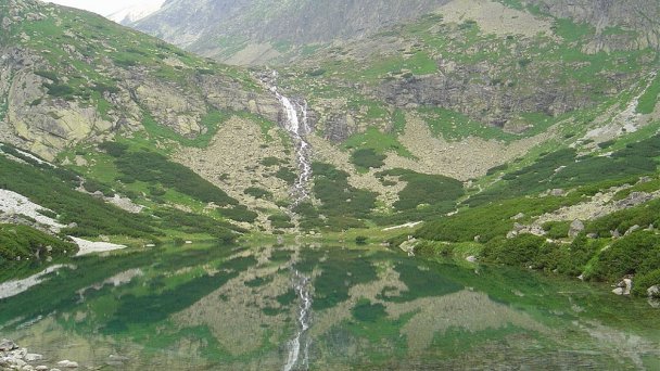 Velický vodopád Autor: Kristo Zdroj: https://upload.wikimedia.org/wikipedia/commons/7/7e/Velicky_vodopad_over_Velicke_pleso_I.jpg