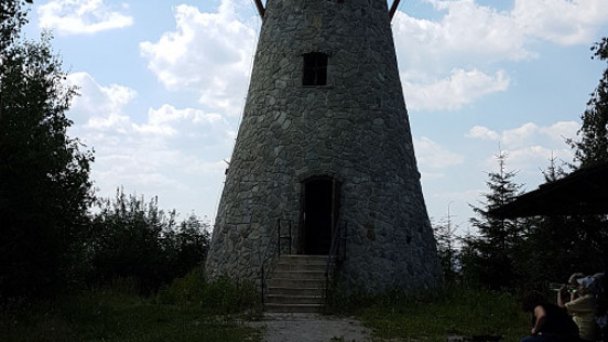 Rozhľadňa na vrchu Bobovec 5 Autor: Michal Jakubský Zdroj: https://kamnahory.sk/Turistika/Mala-Fatra/Rozhladna-na-Bobovci.html