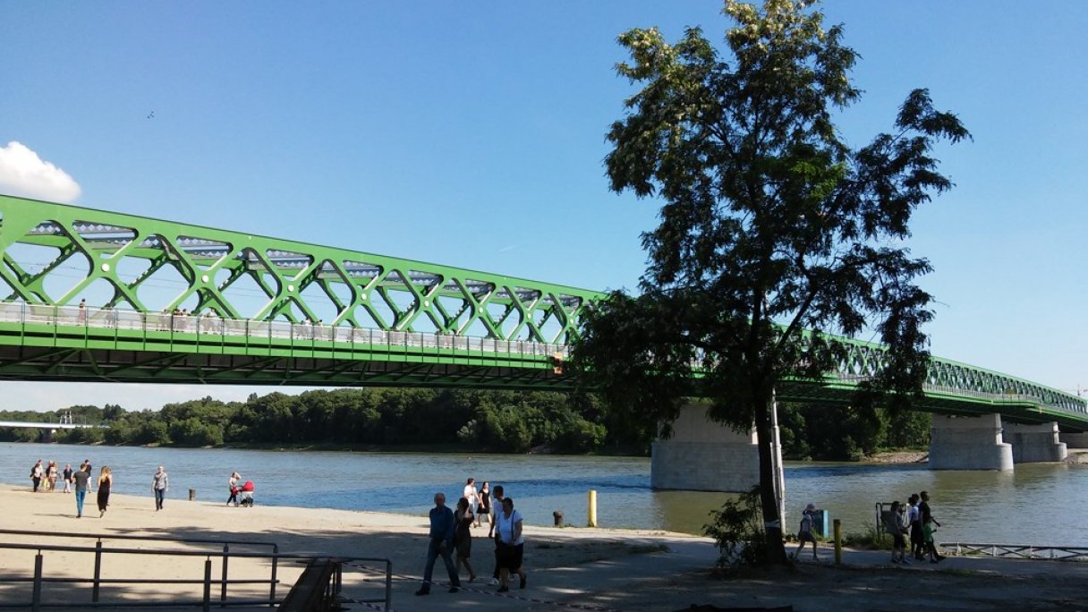 Starý most po úplnej rekonštrukcii Autor: Wizzard Zdroj: https://sk.wikipedia.org/wiki/Star%C3%BD_most_(Bratislava)#/media/S%C3%BAbor:Nov%C3%BD_Star%C3%BD_most_03.jpg