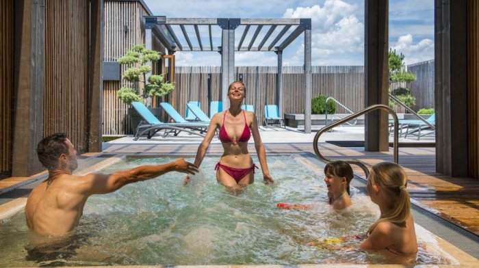 Jedinečná dovolenka s wellness, KIDS zónou, vonkajším aquaparkom a 3D bludiskom