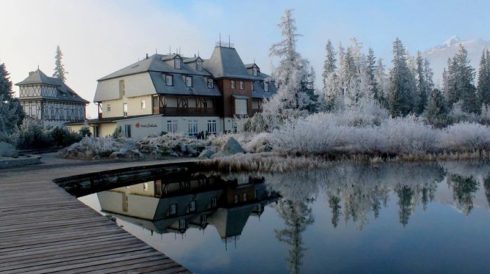 Príjemné ubytovanie so vstupom do wellness v rodinnom hoteli priamo na brehu jazera