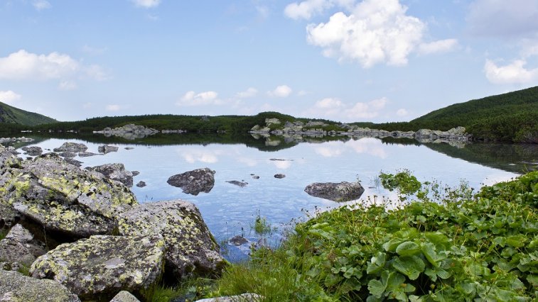 cervene-pleso Autor: Qvidemus Zdroj: https://sk.wikipedia.org/wiki/%C4%8Cerven%C3%A9_pleso#/media/S%C3%BAbor:Tatry_Czerwony_Staw.jpg