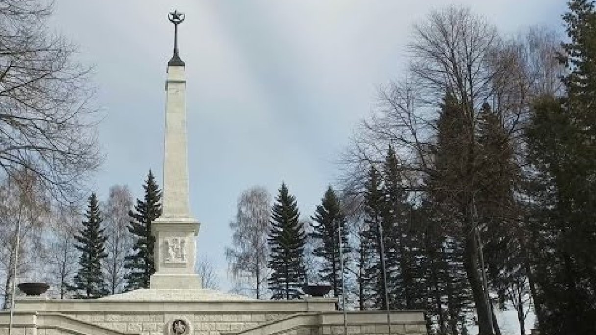 Liptovsky Mikulas  - Vojensky cintorin - Haj nicovo - DJI OSMO 4k Autor: Ivan Donoval Zdroj: https://www.youtube.com/@Ivan_Donoval