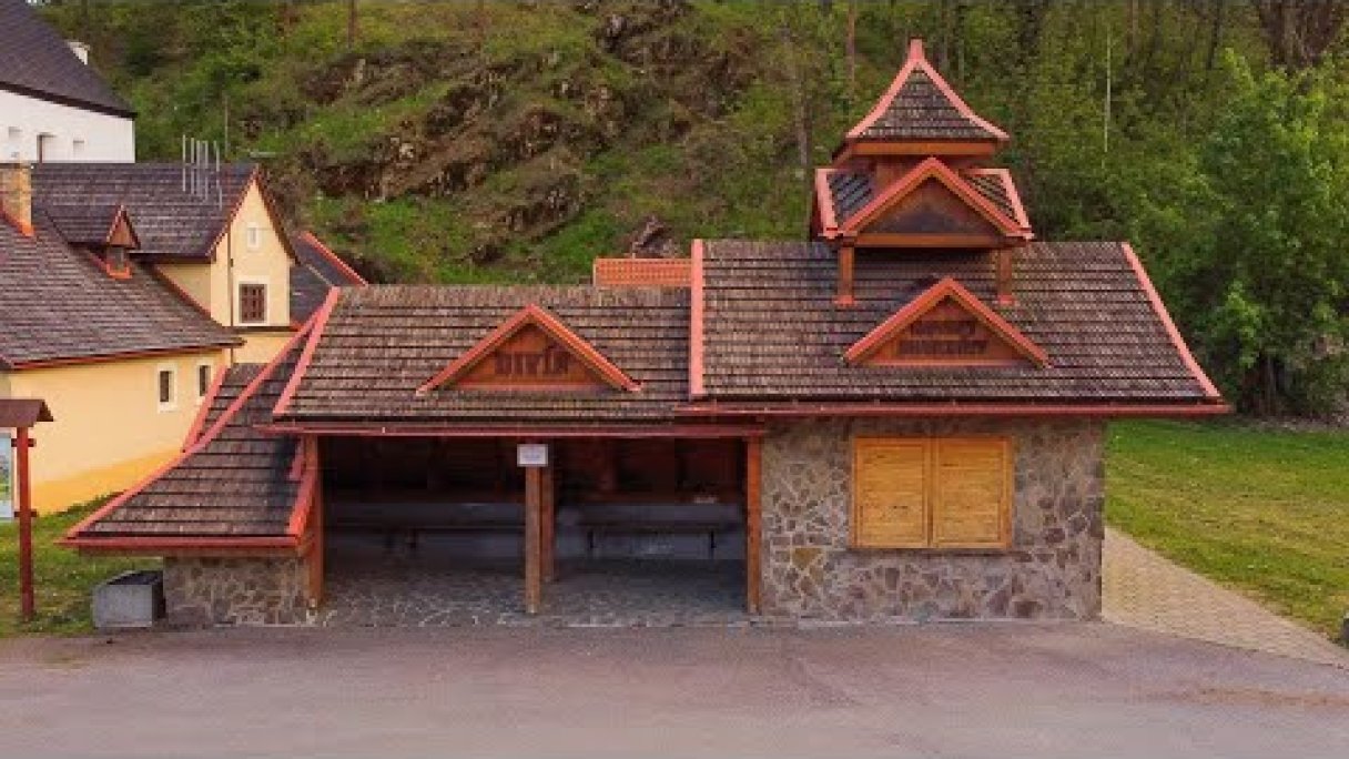 hrad Divín zhora - Slovensko ( 1080p ) Autor: Objektívom po Slovensku Zdroj: https://www.youtube.com/@objektivomnaslovensko372