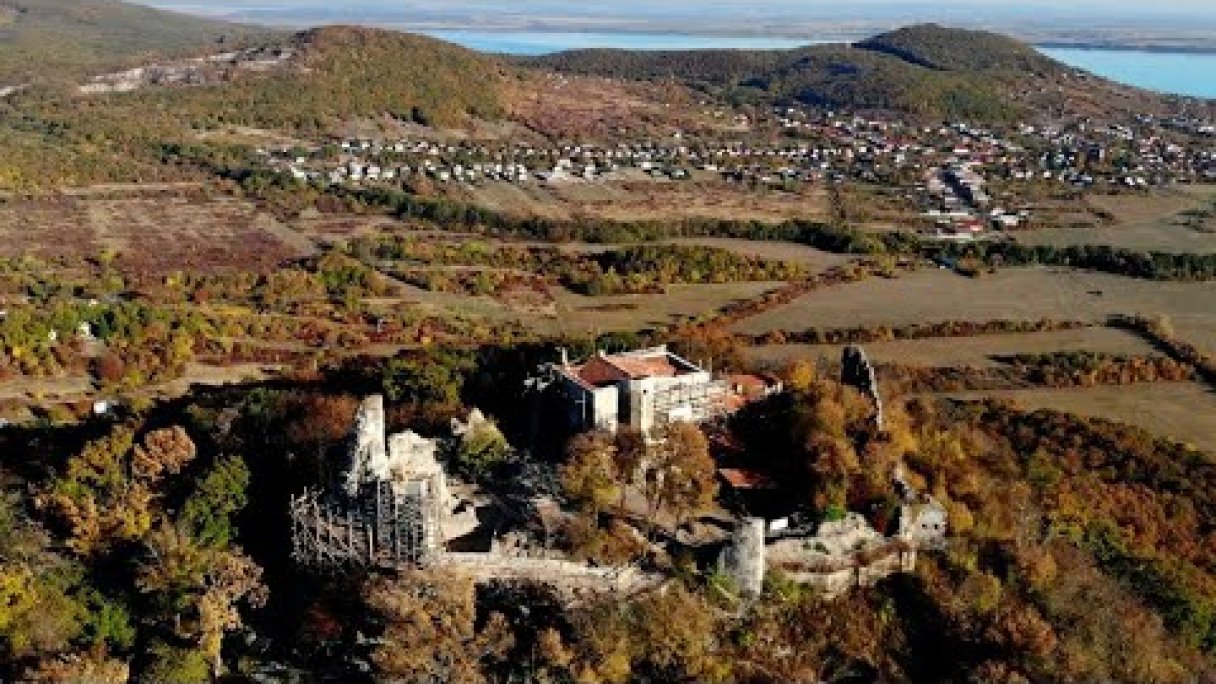 Vinianský hrad Autor: Frantisek Chmeliar Zdroj: https://www.youtube.com/@smallferi1982