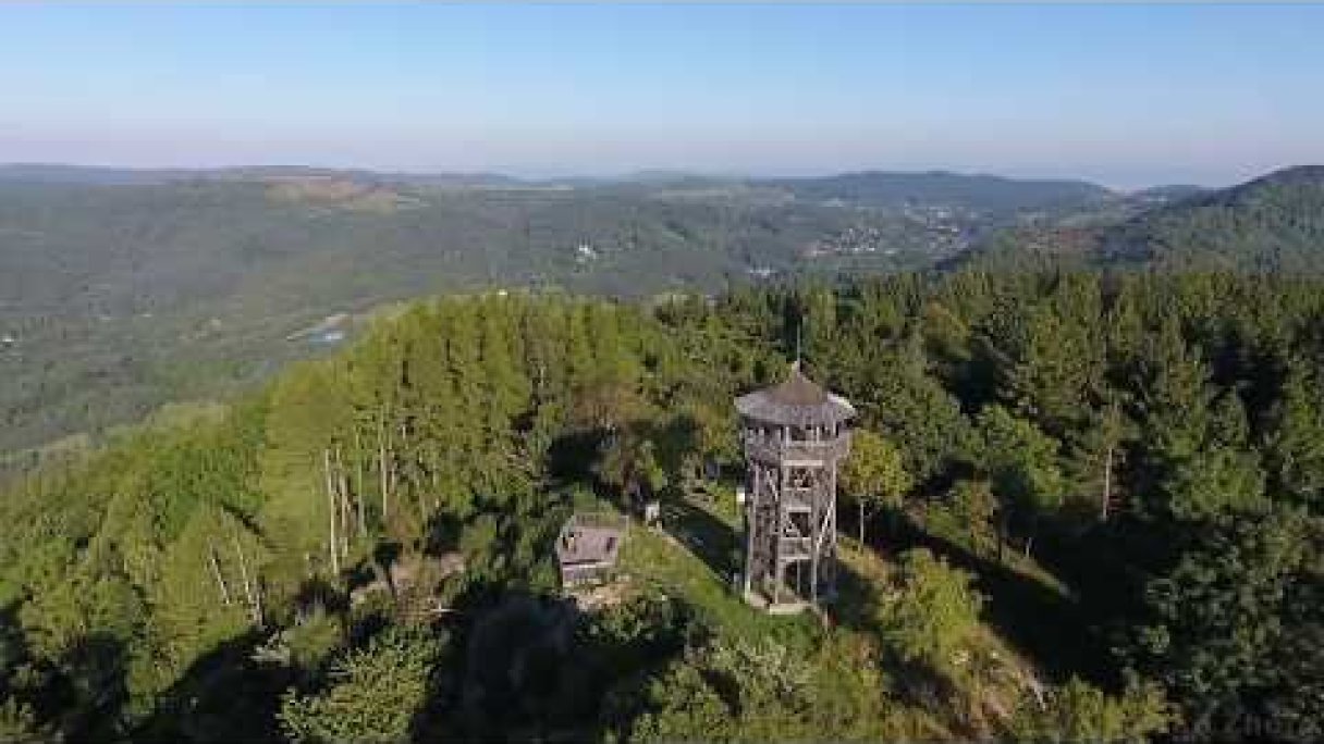 Kremnica - Rozhľadňa Krahuľský vrch - Mestský hrad v Kremnici Autor: SLOVENSKO ZHORA Zdroj: https://www.youtube.com/@SLOVENSKO-ZHORA Kremnica - Rozhľadňa Krahuľský vrch - Mestský hrad v Kremnici Autor: SLOVENSKO ZHORA Zdroj: https://www.youtube.com/@SLOVENSKO-ZHORA