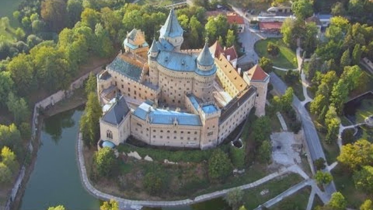 Bojnice Castle Slovakia | FPV Autor: VladoPortosRC Zdroj: https://www.youtube.com/@VladoPortosRC