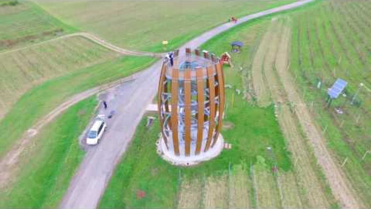 Vyhliadková veža Tokaj - 2017 Autor: Droners team - Robert Piatrik Zdroj: https://www.youtube.com/@RobertPiatrik