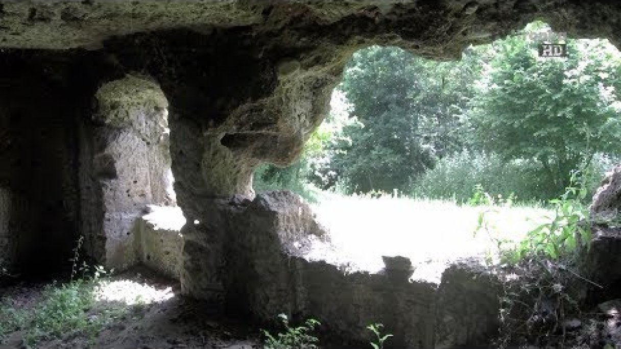 Z gauča do prírody - Kamenné obydlia na Lišove Autor: Iná Liga Zdroj: https://www.youtube.com/@InaLiga Z gauča do prírody - Kamenné obydlia na Lišove Autor: Iná Liga Zdroj: https://www.youtube.com/@InaLiga