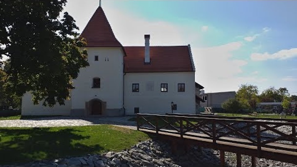 Šimonovany - Vodný hrad Autor: Miloš Kasal Zdroj: https://www.youtube.com/@miloskasal Šimonovany - Vodný hrad Autor: Miloš Kasal Zdroj: https://www.youtube.com/@miloskasal