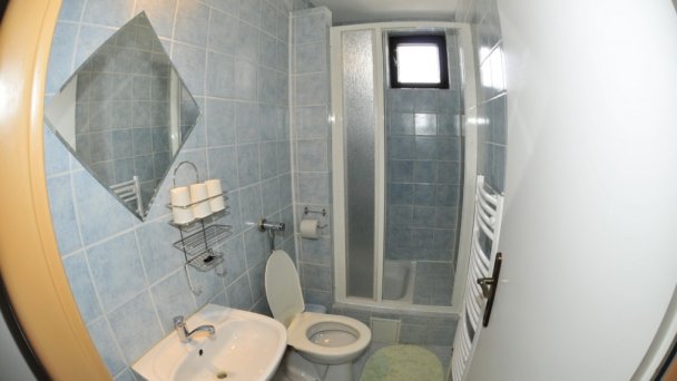 Kúpeľňa so sprchou a toaletou
