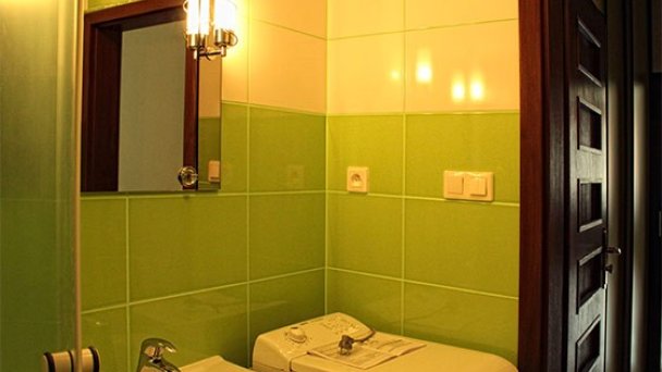 Kúpeľňa s práčkou apartmán 1. poschodie Kúpeľňa s práčkou apartmán 1. poschodie