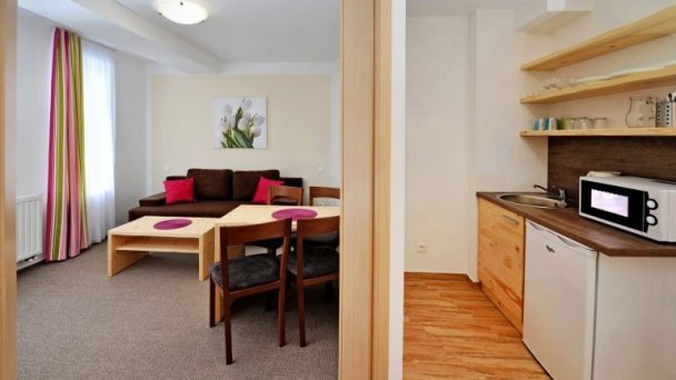 Dvojspálňový apartmán - obývačka a kuchyňa Dvojspálňový apartmán - obývačka a kuchyňa