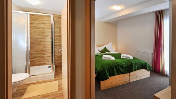 Jednospálňový apartmán - spálňa a kúpeľňa Jednospálňový apartmán - spálňa a kúpeľňa
