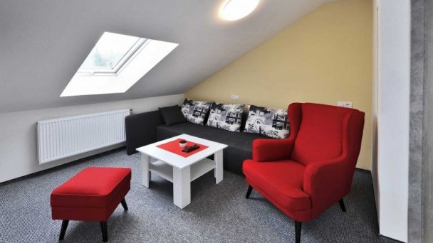 Jednospálňový apartmán podkrovie - obývačka Jednospálňový apartmán podkrovie - obývačka