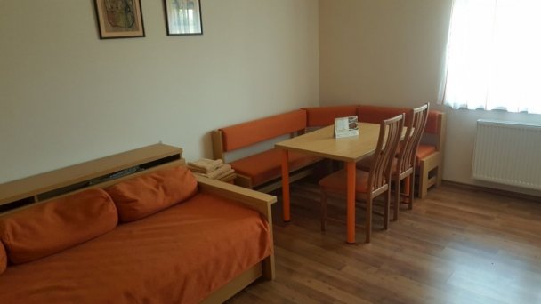 Obývacia izba pohľad na jedálenský stôl a posteľ