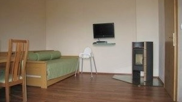 Pohľad do obývacej izby apartmánu s rozkladacou posteľou