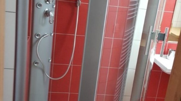 Sprcha dvojizbového apartmánu na poschodí
