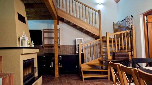 Apartmán Superior - spoločenská miestnosť s kuchyňou a schodiskom do podkrovia