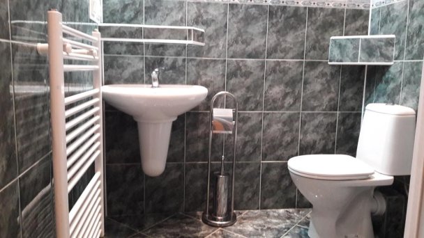 Kúpeľňa so sprchou k izbe Kúpeľňa so sprchou k izbe