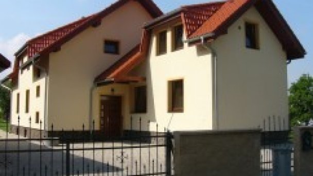 Apartmánový dom dvor