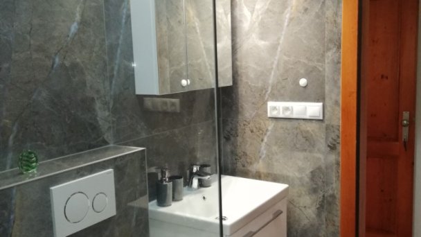 Kúpeľňa v izbe s výhľadom do záhrady Kúpeľňa v izbe s výhľadom do záhrady