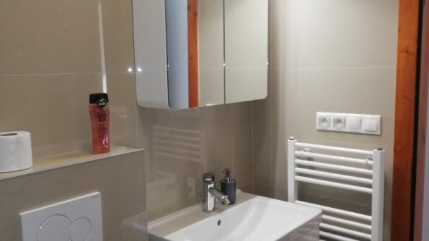 Nová kúpeľňa v izbe s výhľadom na hrad Nová kúpeľňa v izbe s výhľadom na hrad