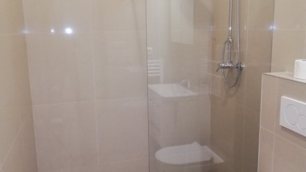Nová kúpeľňa v izbe s výhľadom na hrad Nová kúpeľňa v izbe s výhľadom na hrad
