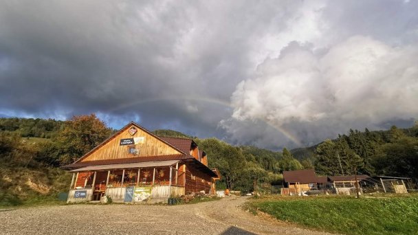 Pred krčmou... Pred krčmou...