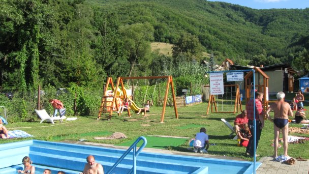 Chatka v rekreačnej oblasti pri lese Sklené Teplice 23 Chatka v rekreačnej oblasti pri lese Sklené Teplice 23