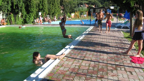 Chatka v rekreačnej oblasti pri lese Sklené Teplice 22 Chatka v rekreačnej oblasti pri lese Sklené Teplice 22