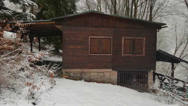 Chatka v rekreačnej oblasti pri lese Sklené Teplice 12 Chatka v rekreačnej oblasti pri lese Sklené Teplice 12
