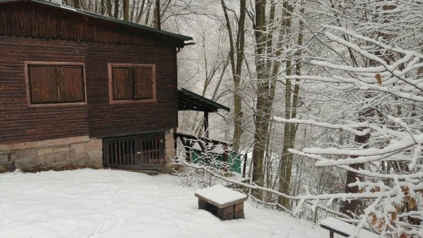 Chatka v rekreačnej oblasti pri lese Sklené Teplice 9 Chatka v rekreačnej oblasti pri lese Sklené Teplice 9
