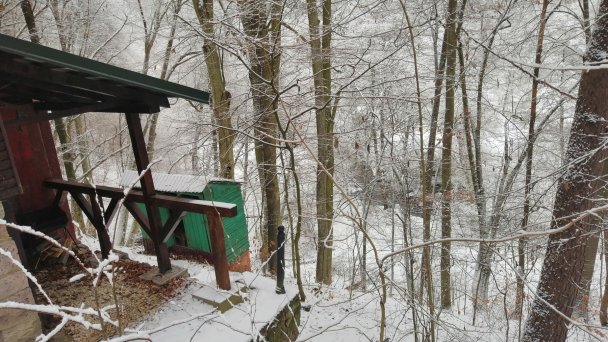 Chatka v rekreačnej oblasti pri lese Sklené Teplice 8 Chatka v rekreačnej oblasti pri lese Sklené Teplice 8