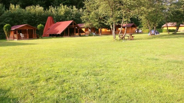 6-miestne chatky a ohnisko s altankom