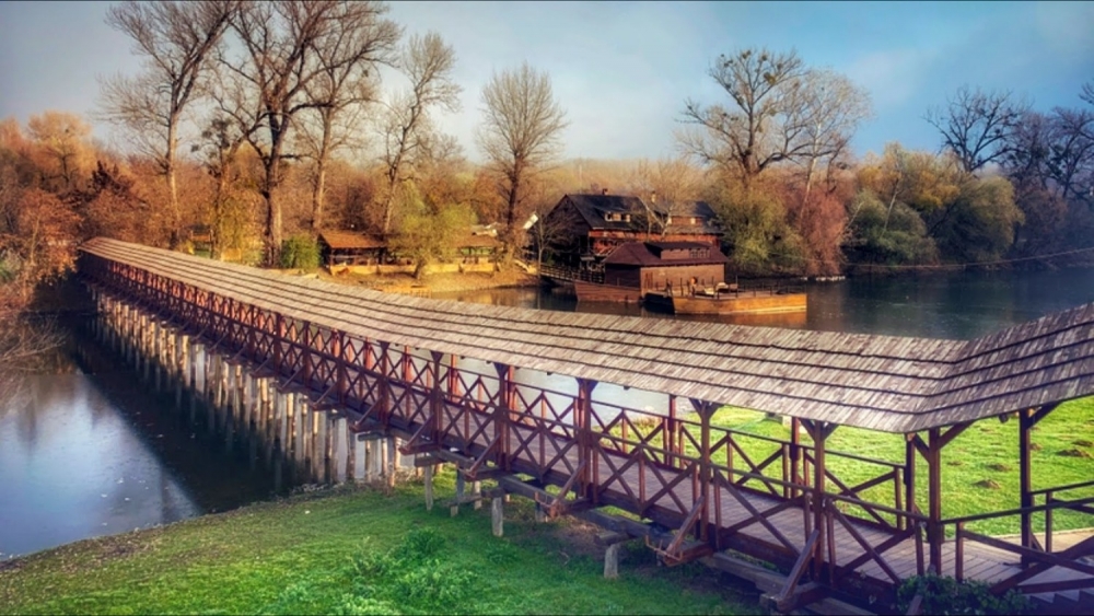Fotogenický riečny most je jeden z najdlhších drevených mostov u nás