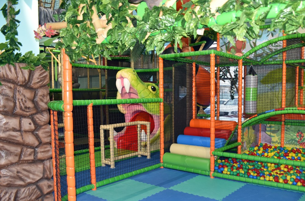 Detské interiérové ihrisko s preliezkami a šmýkačkou v tvare hada.